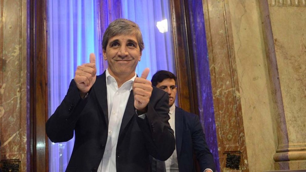 Luis Caputo anunció que en abril el superávit financiero superó los $570.000 millones.