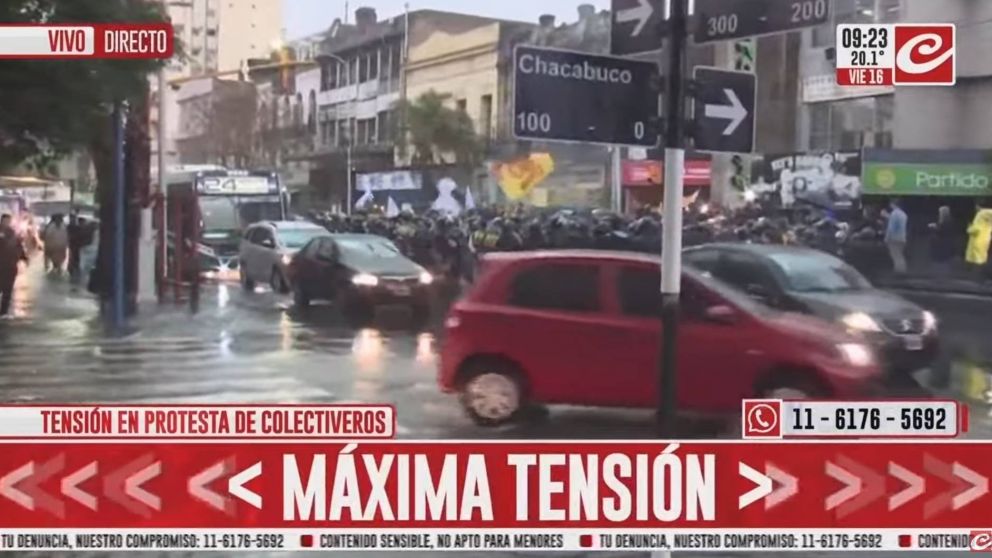 Colectiveros protestaron a pocos metros del Puente Pueyrredón (Crónica HD).