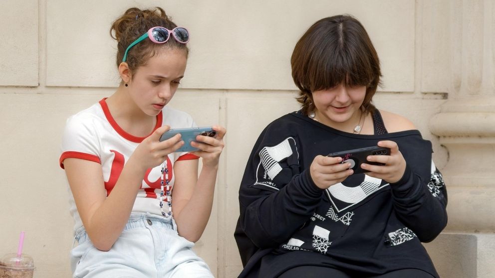 El consumo de shorts se relaciona con la dopamina y hábitos que llenan vacíos emocionales