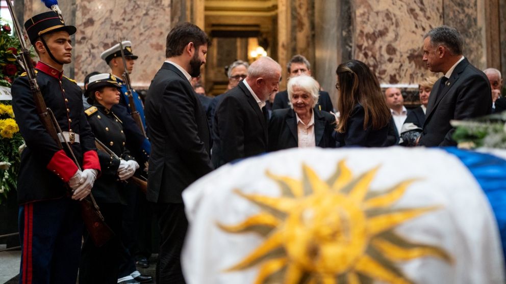 Gabriel Boric y Lula da Silva junto a Lucía Topolansky, esposa de Mujica.