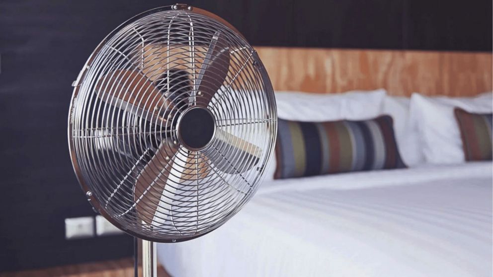 Los ventiladores, bien ubicados, pueden mejorar la circulación del aire y hacer más llevadero el calor sin gastar de más (Imagen ilustrativa).