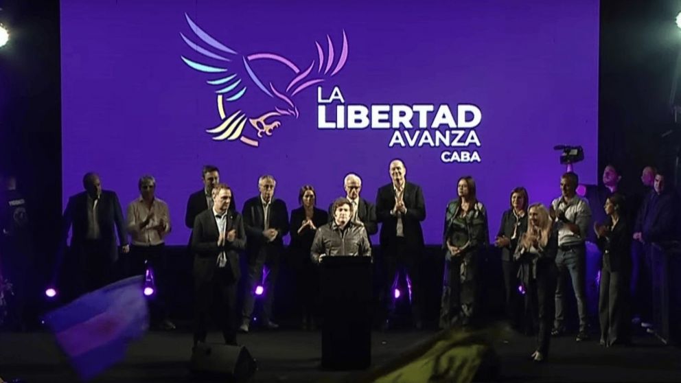 Manuel Adorni cierra la campaña con Javier Milei, ministros y Karina Milei.