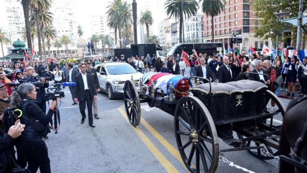 El cuerpo del exmandatario fue trasladado a la Plaza Independencia, donde se encuentra la Torre Ejecutiva.