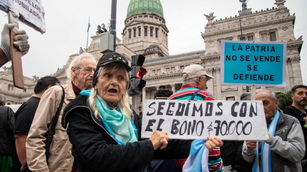 Los jubilados todos los miércoles realizan una marcha al Congreso en reclamo de un aumento de los haberes (NA).