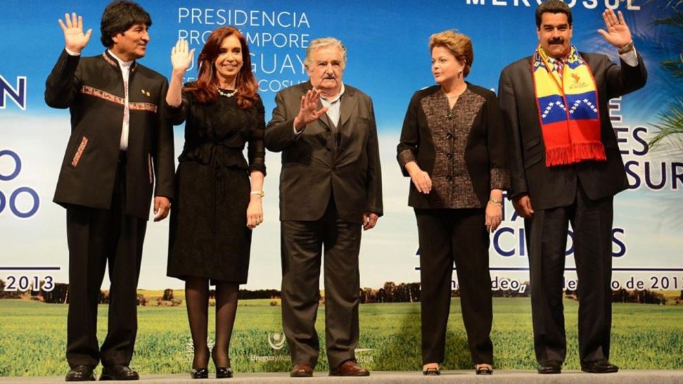 El ex presidente boliviano Evo Morales lamentó la pérdida de su "hermano" y destacó el compromiso de Mujica con la integración latinoamericana.