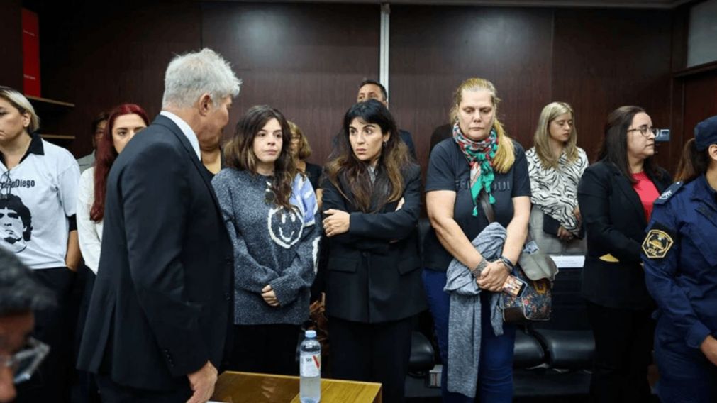 Fernando Burlando con Dalma y Giannina Maradona en el juicio por la muerte del Diego.
