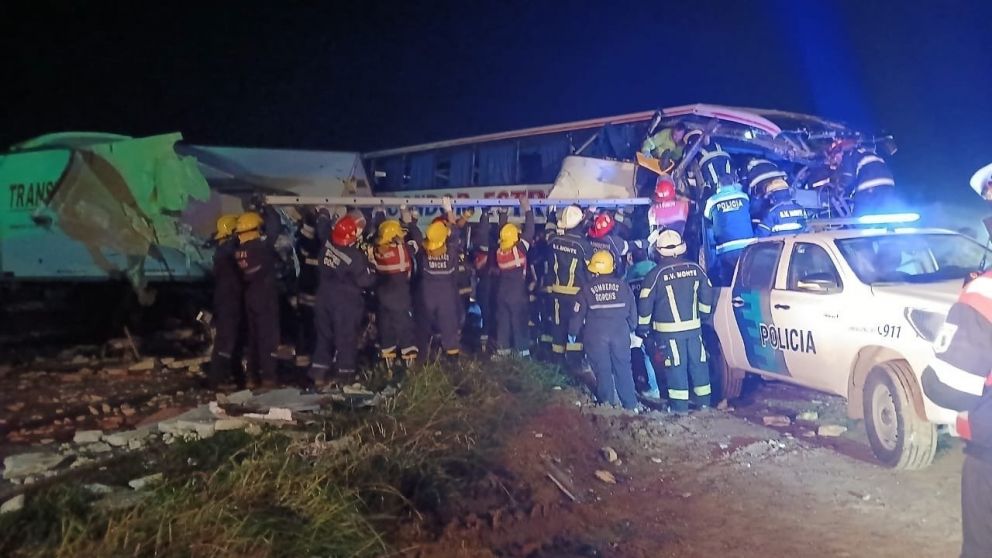 Brutal choque entre un camión y un micro en la Ruta 3: hay cuatro muertos y varios heridos