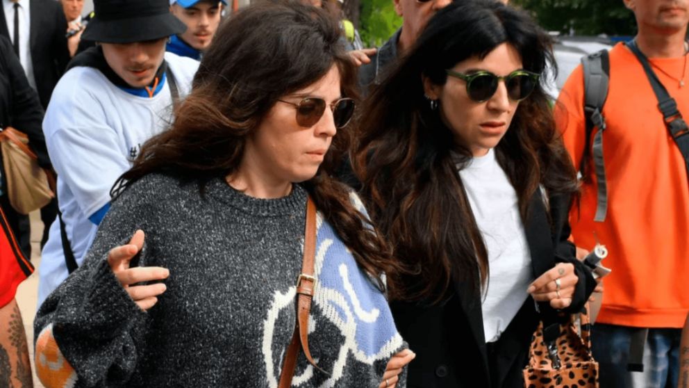 Gianinna Maradona, acompa�ada de su hermana, Dalma.