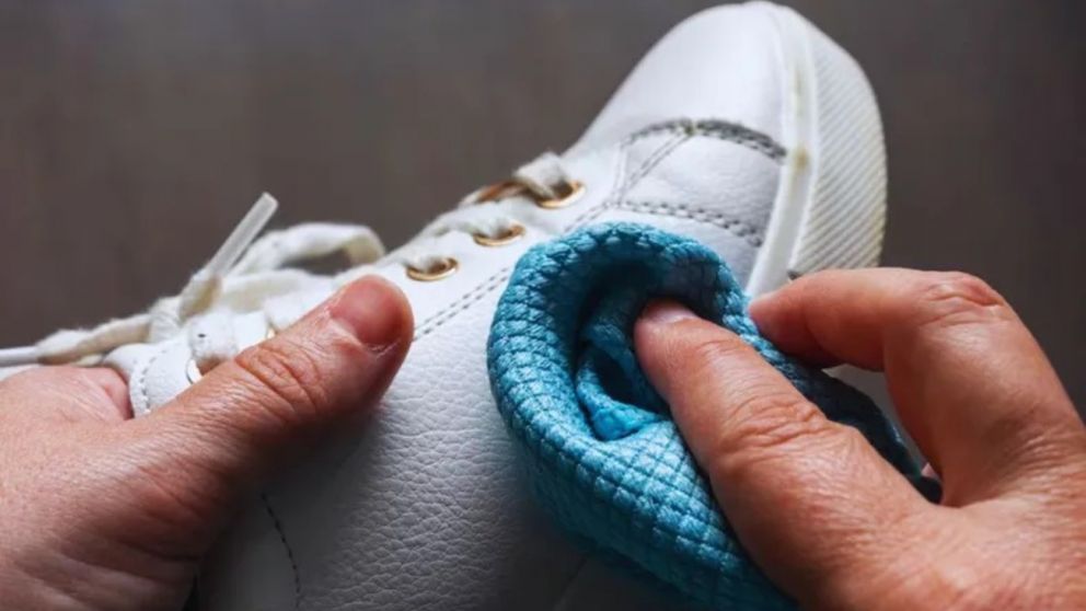 Dale vida a tus zapatillas blancas.