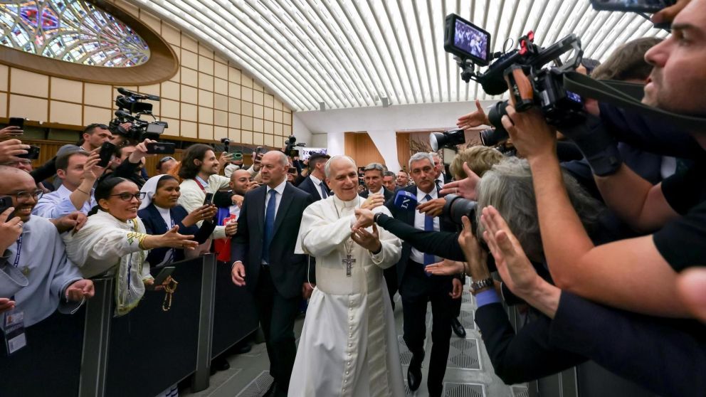 El Papa León XIV saluda a los periodistas en la audiencia realizada en el Vaticano.