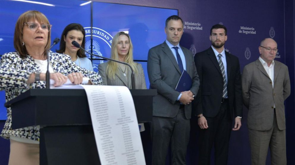 Patricia Bullrich mostrando la lista cedida a Estados Unidos (Gentileza Ministerio de Seguridad Nacional).