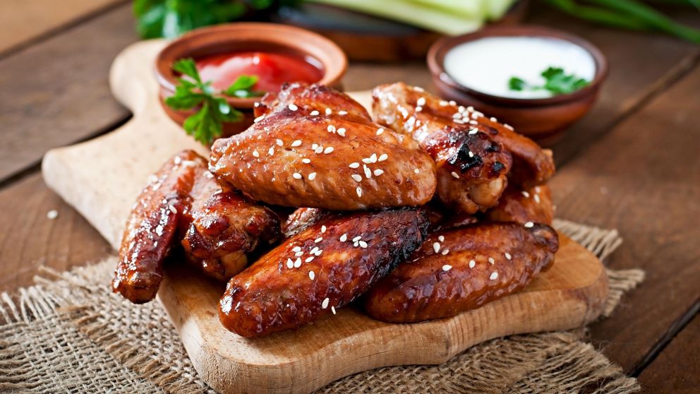 Una sabrosa receta de alitas de pollo al horno (Freepik).