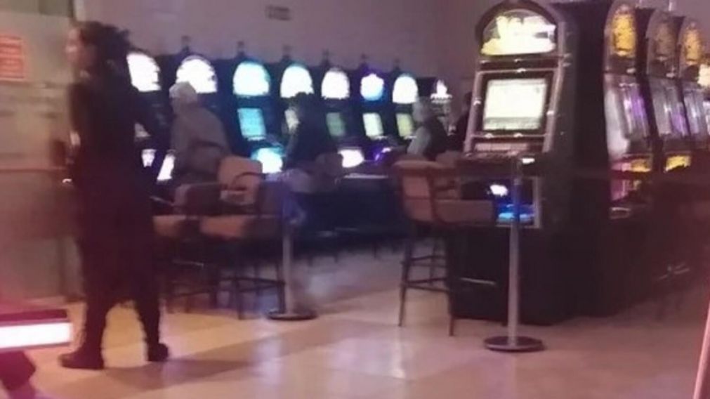 Horror: jubilada murió en un bingo y la gente siguió jugando como si nada hubiera pasado.