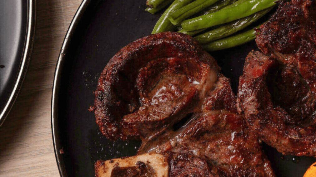 Ni falda ni espinazo: El corte de carne por $4700 que se puso de moda para guisos, parrillas y platos gourmet