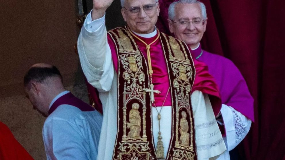 León XIV llevó una cruz pectoral, un elemento esencial de la indumentaria papal.