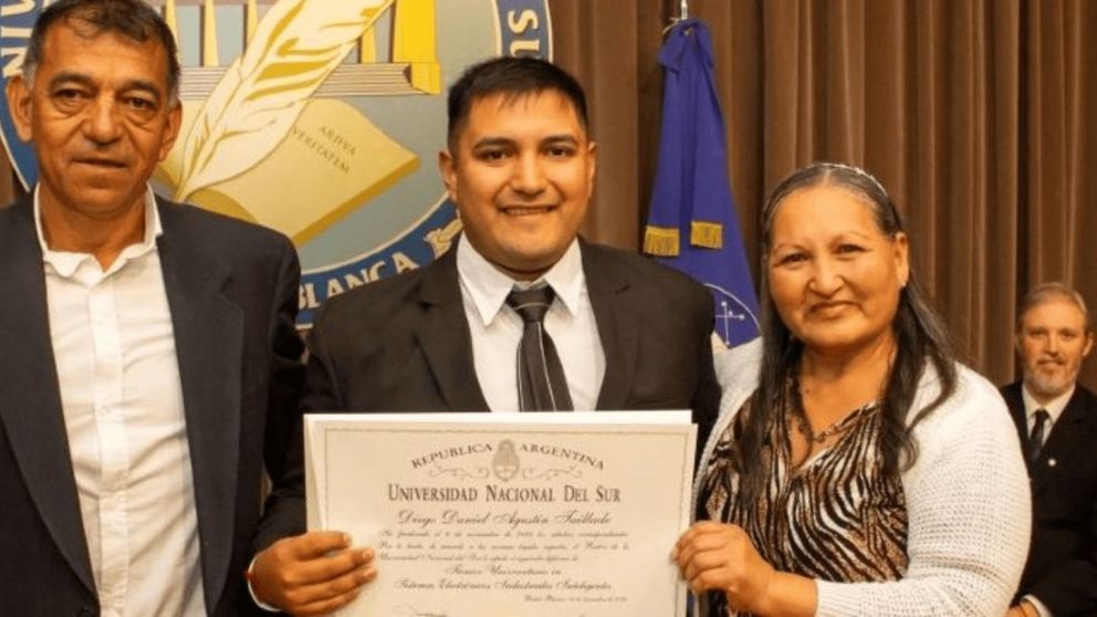 Diego Taillade, con su título de Técnico en Sistemas Electrónicos Industriales Inteligentes.
