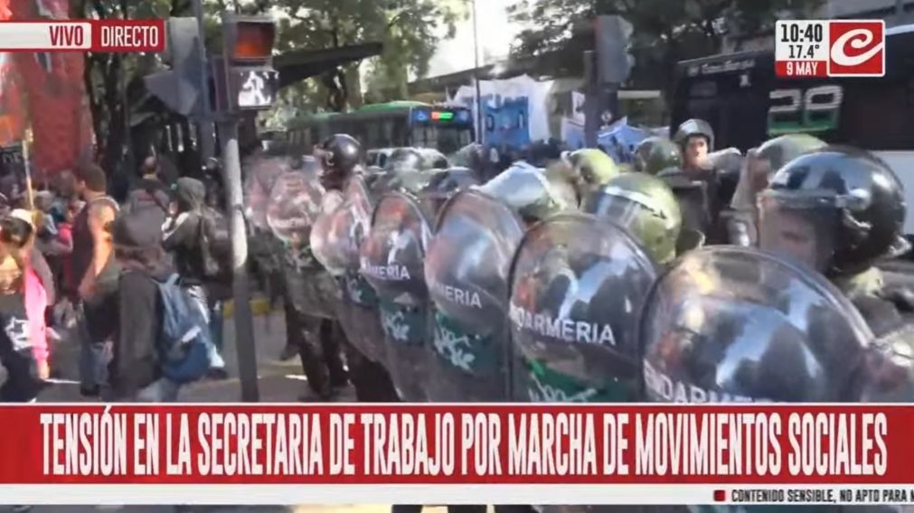 Fuete protocolo antipiquetes ante marcha de organizaciones sociales a la Secretaría de Trabajo de la Nación (Crónica HD).