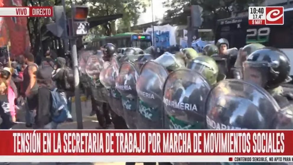 Fuete protocolo antipiquetes ante marcha de organizaciones sociales a la Secretaría de Trabajo de la Nación (Crónica HD).