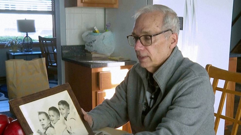 John Prevost señala una foto de la infancia en la que está con sus hermanos, incluido el ahora papa León XIV (Gentileza Spectrum News).