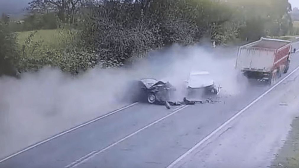 Un adolescente escapaba de la Policía y provocó un grave choque en Tucumán (Imagen captura vídeo).