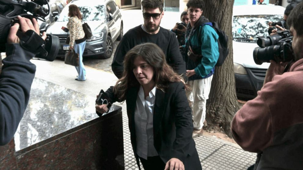 Dalma Maradona cruzó furiosa a la psiquiatra Agustina Cosachov tras su declaración en el juicio por la muerte de Diego (Imagen AFP).