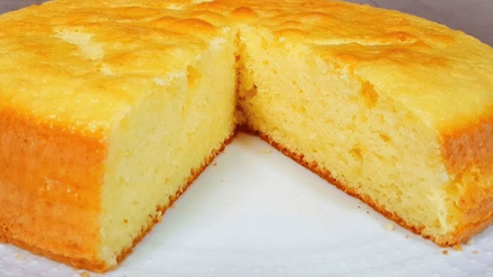 Bizcochuelo esponjoso de queso: una alternativa rica que merece una oportunidad en tu mesa.