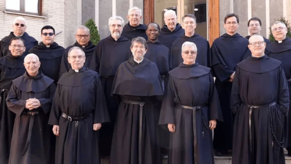 Los agustinos se dedican al servicio de la comunidad a través de la educación y obras de caridad.