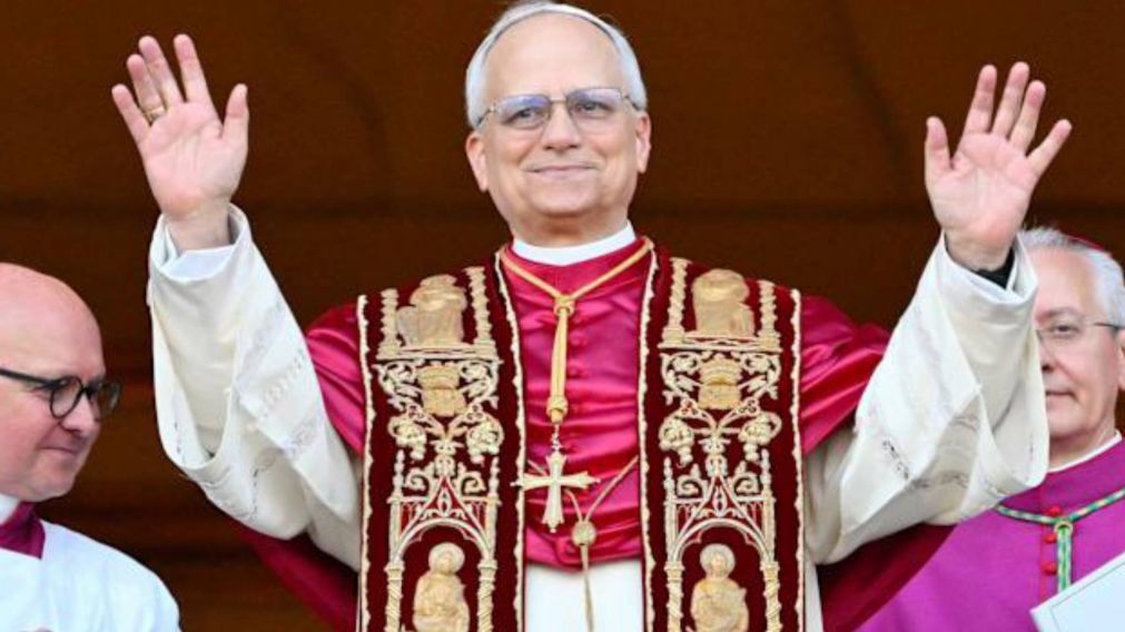El nuevo papa León XIV saluda a los fieles: "La paz sea con ustedes"