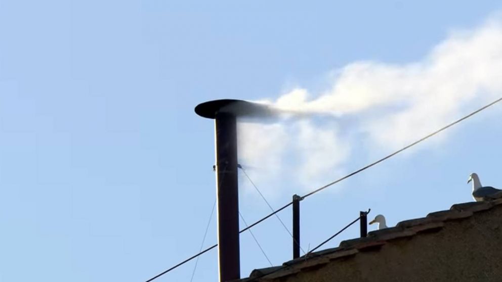 Fumata blanca en el Vaticano.