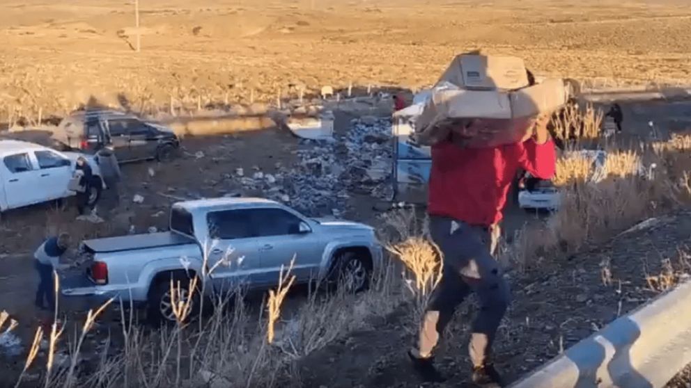 Volcó un camión, murió el chofer y los vecinos saquearon la mercadería.