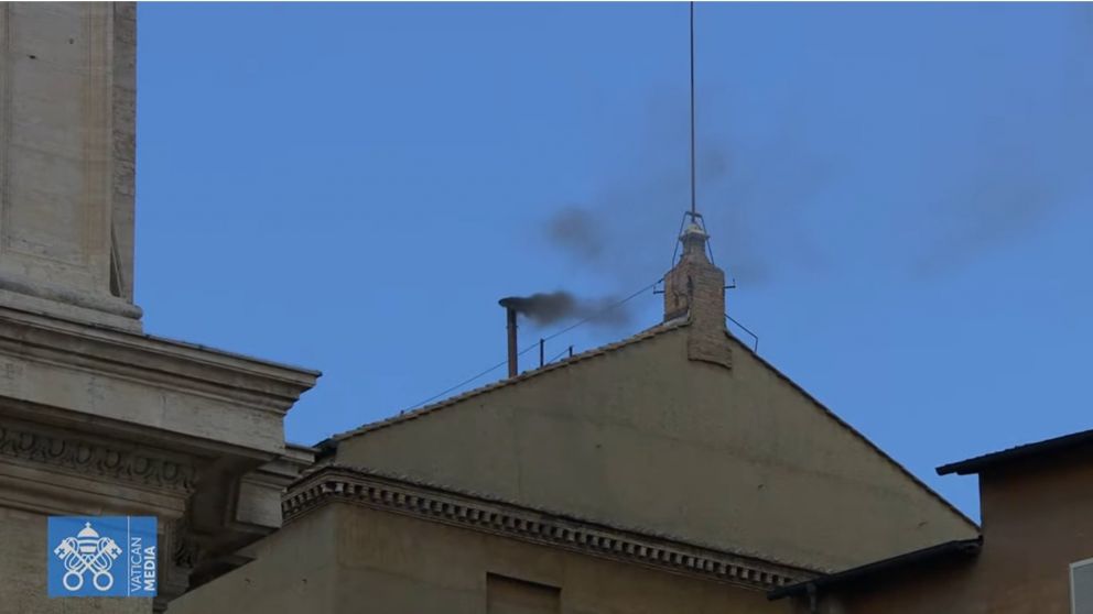 Fumata negra tras la primera votación: seguirá el cónclave este jueves