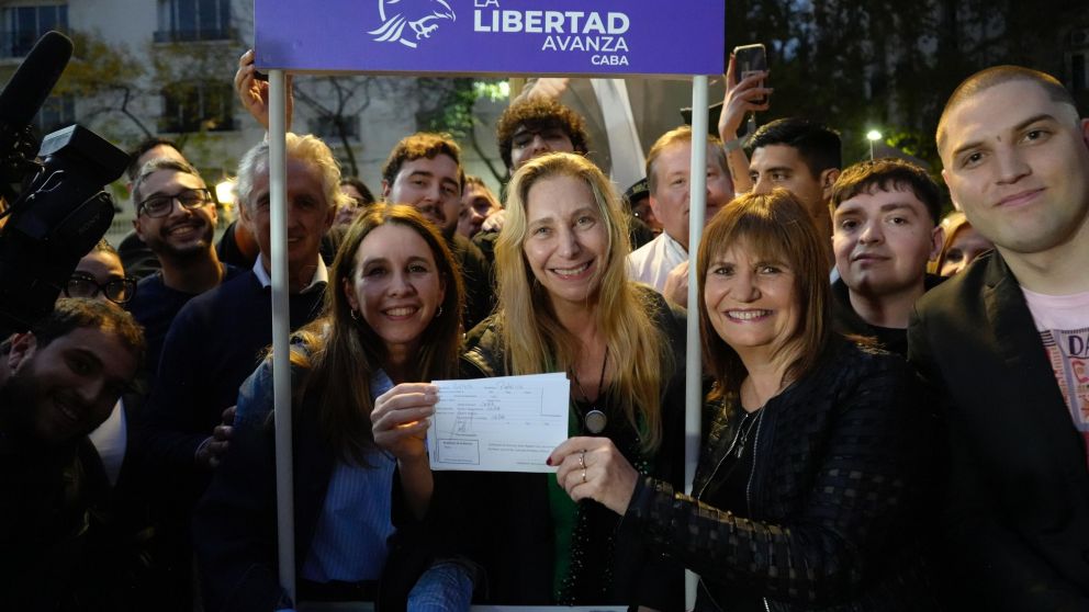 Patricia Bullrich se afilió a La Libertad Avanza en Recoleta y le habló a los votantes del PRO.