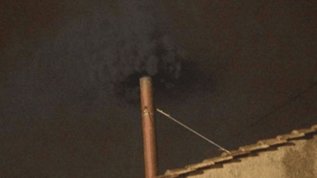 Cónclave y humo negro: en la primera jornada no hubo decisión para elegir al próximo Papa