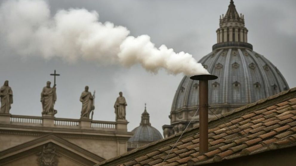 Qué significa el humo blanco y el humo negro de la fumata.