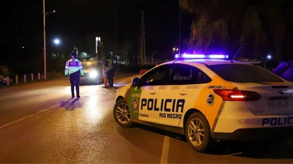 Justo cuando un cami�n se acercaba, la mujer lanz� a su hija al medio de la ruta.