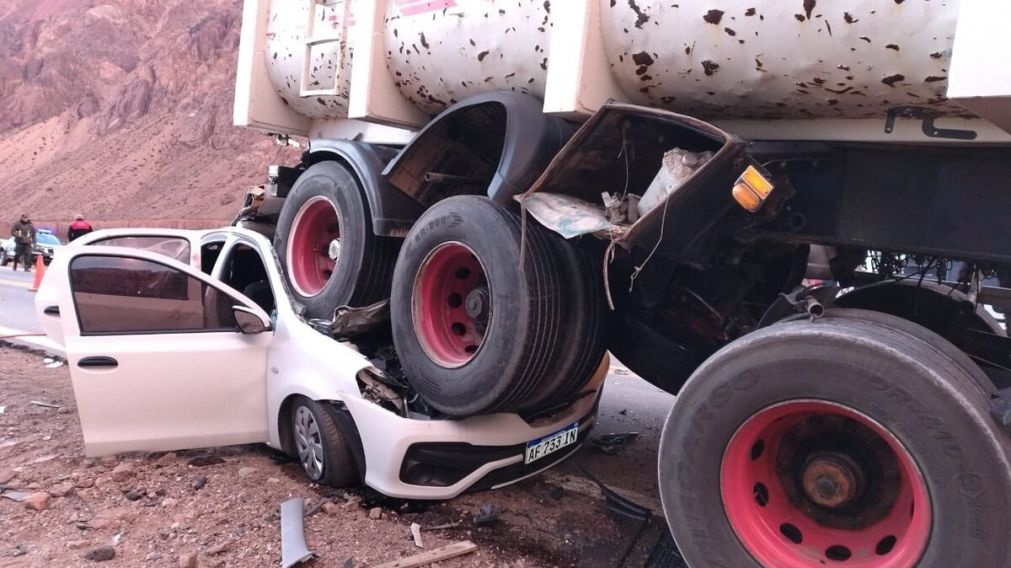 Accidente fatal: un auto quedó abajo de un camión que chocó de frente con otro transporte de cargas.