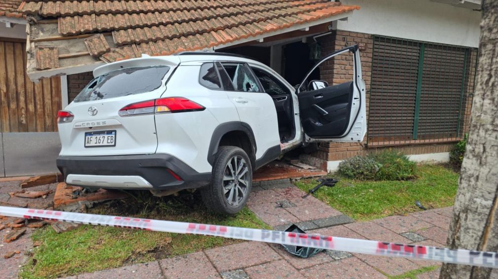 El vehículo en el que fugaban los malvivientes se incrustó en el frente de una vivienda. Crédito: Redes Sociales.