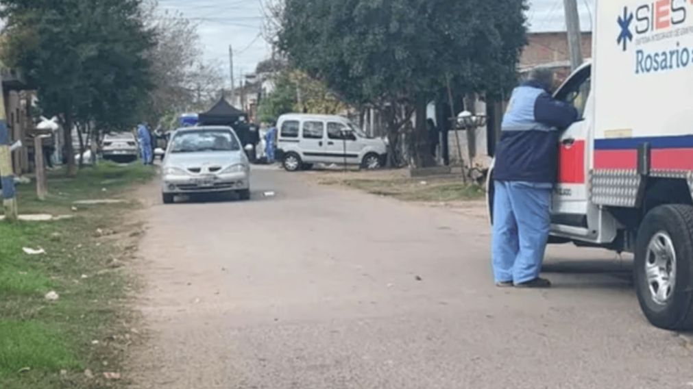 El oficial fallecido tenía dos armas de fuego en su poder (Foto La Capital).