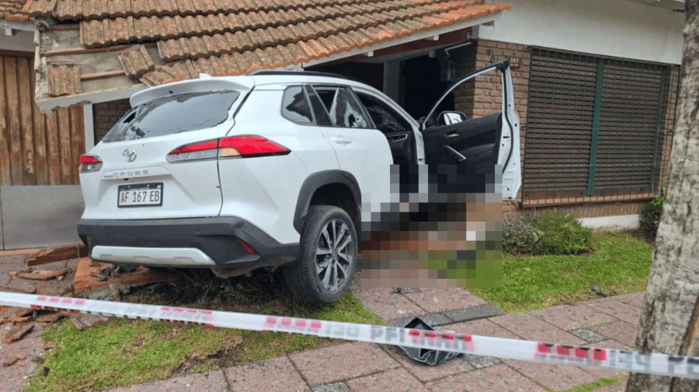 La camioneta terminó incrustado en una casa (Foto Noticias Argentinas).
