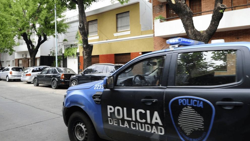 Tiró la basura y en el tacho encontró un misil de mortero