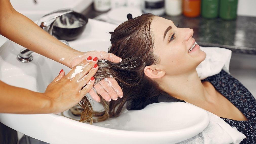 ANMAT prohibió un shampú, un acondicionador y otros productos estéticos que revisten riesgos para la salud (Freepik).