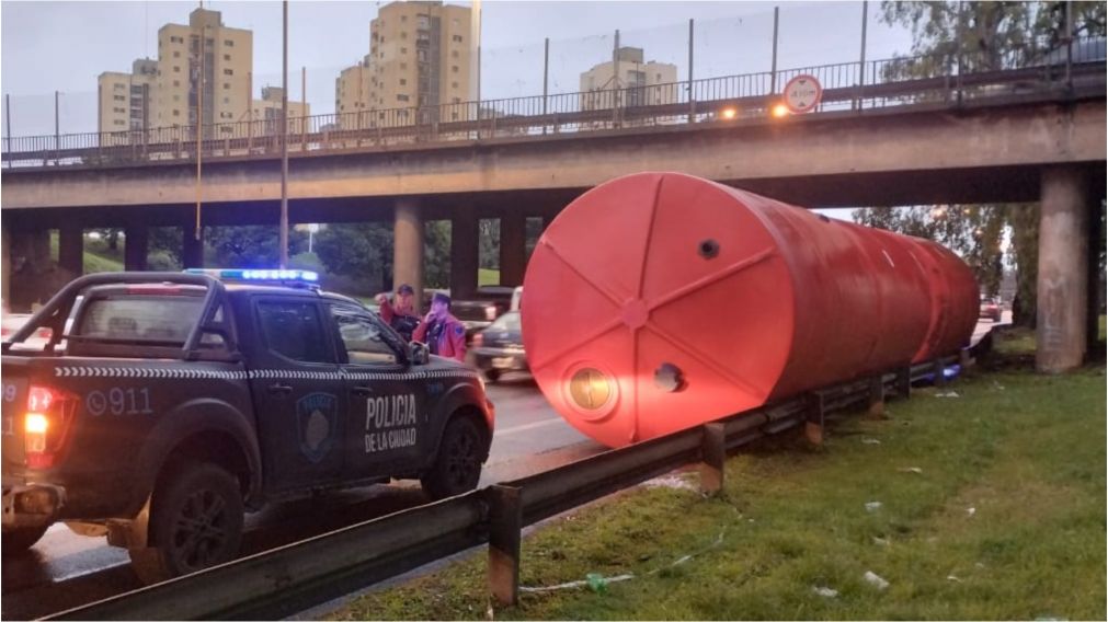 Un camión perdió tanques al quedar atascado bajo un puente (Gentileza Policía de la Ciudad).