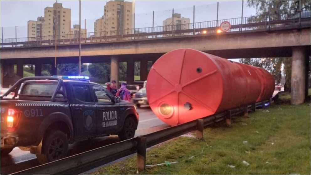 Un camión perdió tanques al quedar atascado bajo un puente (Gentileza Policía de la Ciudad).
