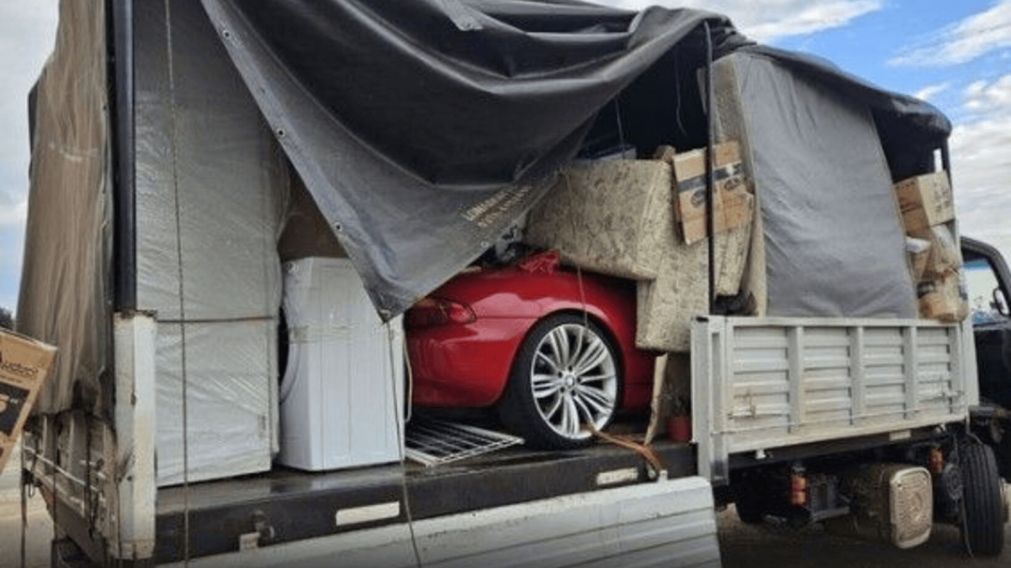 Gendarmería descubrió un auto descapotable de lujo valuado en 96 millones escondido en un flete de mudanza (Imagen Prensa Gendarmería).