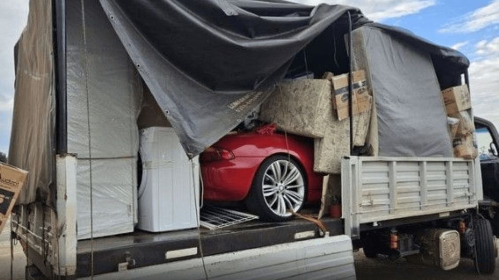 Gendarmería descubrió un auto descapotable de lujo valuado en 96 millones escondido en un flete de mudanza (Imagen Prensa Gendarmería).