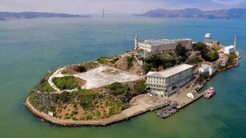 La prisión de Alcatraz, también conocida como “La Roca”, funcionó como una penitenciaría federal entre 1934 y 1963.
