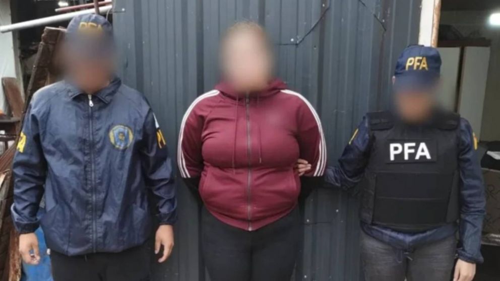 Detuvieron a la acusada de liderar la banda que realizó millonarias estafas a la UBA (Foto NA-Policía Federal).