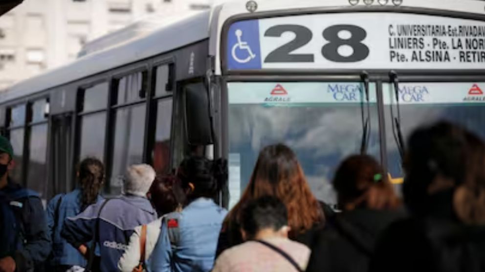 El reclamo es por aumento de salarios.