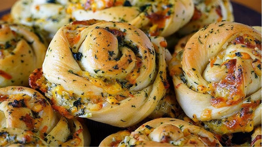 Rollitos de ajo y queso: Una receta fácil, sabrosa y económica para disfrutar con los mates