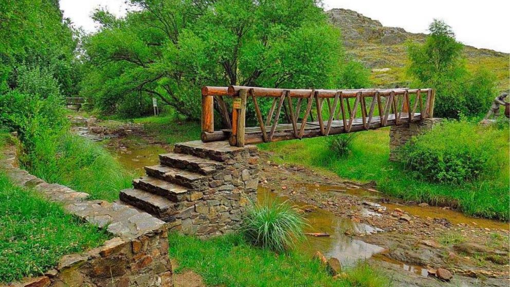 Este pueblo se alza entre montañas como un destino ideal para una escapada, con aire puro y tranquilidad garantizada.